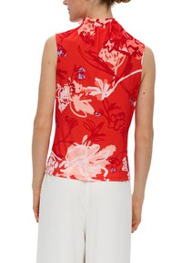 Rode mouwloze top met bloemenprints in roze en blauw; geplooide halslijn; zachte, lichte stof; getailleerde pasvorm.