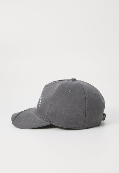 Casquette de baseball en tissu gris avec une visière courbée, des accents usés et une sangle ajustable ; présente un texte cousu sur le côté.