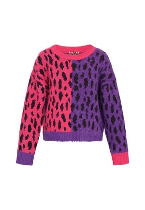 Megztinis su spalvų blokų dizainu, kuriame yra rožinių ir purpurinių skyrių, abu dekoruoti juodais leopardų taškais ir gipiūro rankogaliais.