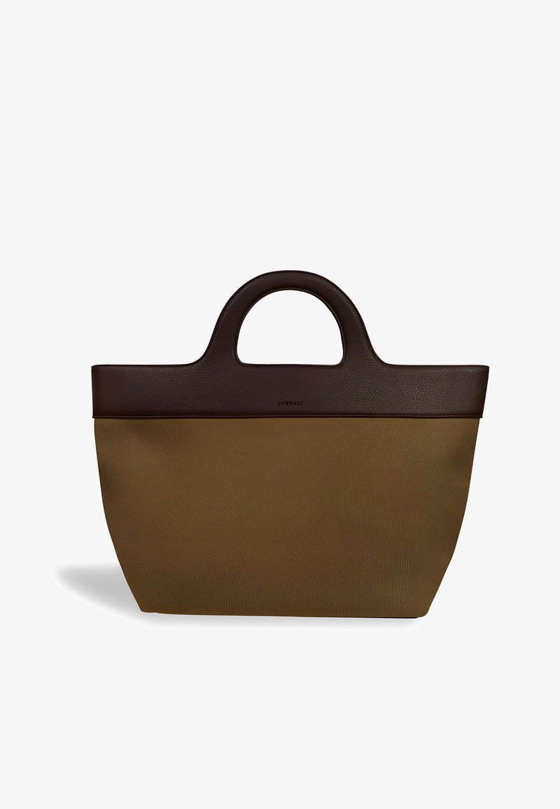 Bolsa tote marrón con asas y ribetes de cuero marrón oscuro, que presenta un cuerpo de tela texturizada y un sutil nombre de marca en relieve.