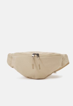 Beige stof bæltetaske med dobbel lynlås og justerbar rem, designet til håndfri brug.