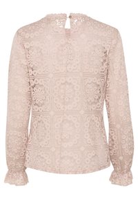 Ljusrosa broderad blus med ett geometriskt spetsmönster, långa ärmar, volangärmar och en nyckelhålsöppning bak med knappstängning.