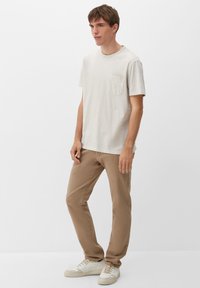 QS SLIM BASIC - Chino - sandstein