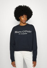 Marc O'Polo ROUND NECK MODERN COPPED FIT LOGOMANIA - Camisola - deep blue sea