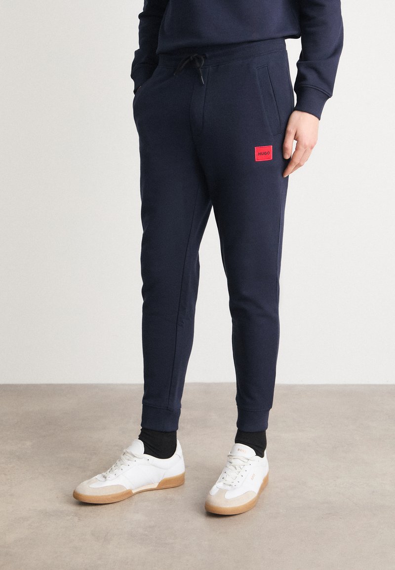 HUGO - DOAK - Pantalon de survêtement - dark blue, Agrandir