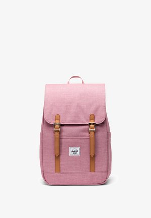 Zaino in tessuto rosa con due spallacci in pelle marrone e fibbie in metallo. Presenta un cappuccio superiore e una tasca frontale con un'etichetta logo.