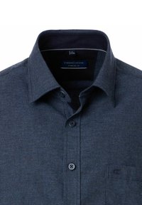 Donkerblauwe textuur mannen overhemd met knopen en puntkraag, met een knoopsluiting aan de voorkant en een borstzak, op een witte achtergrond.