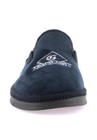Pantofole in suede blu navy con punta rotonda, caratterizzate da un logo bianco ricamato sulla parte anteriore e una suola in gomma nera.