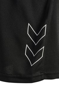 Tissu noir avec deux formes de chevrons vers le bas, délimitées en blanc, empilées verticalement près de l'ourlet cousu.