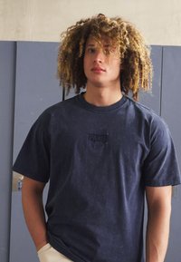 Nike Performance PARIS ST GERMAIN NIKE PRM ESSENTIAL TEE - T-shirt imprimé - midnight navy