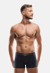 Ciemnogranatowe bokserki wykonane z miękkiego materiału, z paskiem w talii ozdobionym złotym logo "CR7", podkreślające dopasowany krój i gładką fakturę.