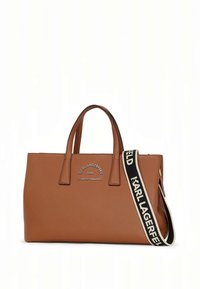 Brun syntetisk tote-taske med to håndtag, en aftagelig skulderrem med striber og prægget logo på forsiden. Glat tekstur.