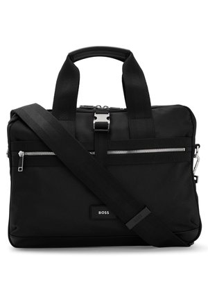 Czarna torba na laptop BOSS z przednią kieszenią na zamek, regulowanym paskiem na ramię oraz dwoma górnymi uchwytami z wyściełanym uchwytem.