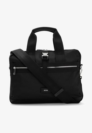 Czarna torba na laptop BOSS z przednią kieszenią na zamek, regulowanym paskiem na ramię oraz dwoma górnymi uchwytami z wyściełanym uchwytem.