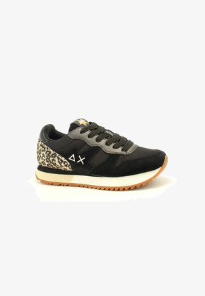 Sneaker nera in materiale scamosciato e pelle, con dettagli bianchi, accenti in stampa leopardata sul tallone, suola in gomma testurizzata e logo a stella dorata.