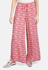 Kalhoty s širokým střihem a vzorem, které představují růžovo-bílý vír, elastický pas s tkaničkou a lehký materiál.