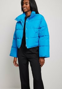 KURZE GEFÜTTERTE MIT DRUCKKNÖPFEN - Giacca invernale - blue