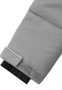 Grau gepolsterter Jackenärmels mit einer weichen Textur, der ein schwarzes Innenfutter, Klettverschluss und einen hellgrauen Akzent entlang der Manschette aufweist.