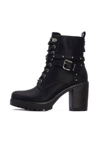 Bota de cuero negro hasta el tobillo con cordones en la parte frontal, ojales metálicos y acento de hebilla. Tacón alto grueso y suela de plataforma texturizada.