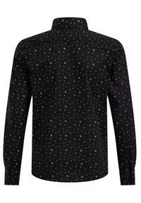 Camisa negra de manga larga con un patrón geométrico en blanco y rojo, cuello abotonado y dobladillo redondeado. Fabricada en tejido tejido.