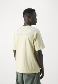 The North Face ZUMU RELAXED TEE - Apdrukāts T-krekls - gravel