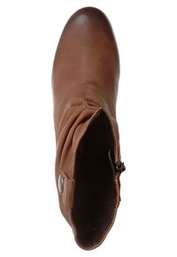 Bota de piel marrón para el tobillo con puntera redondeada, diseño fruncido en la abertura, cremallera lateral y un detalle de botón en tono plateado.