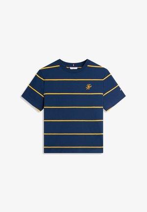 Camiseta azul marino con rayas horizontales amarillas, con un pequeño logo bordado en el pecho y un cuello redondo clásico.