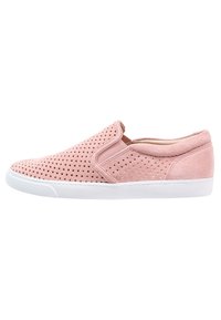 Růžové semišové slip-on tenisky s perforovaným designem a bílou gumovou podrážkou, zobrazené v bočním pohledu směřujícím vlevo.