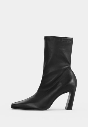 Stuart Weitzman, STASSI STRETCH BOOTIE - Боти с висок ток - black