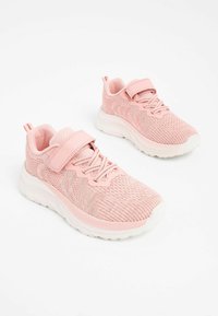 Rosa Mesh-Sneaker mit strukturiertem Strick-Obermaterial, Schnürung und Klettverschluss, gepolstertem Kragen und kontrastierender weißer Gummisohle.
