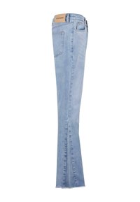 Lyseblå denimjeans med rett ben, frynset hem og baklomme, samt et merket skinnlapp ved midjen.