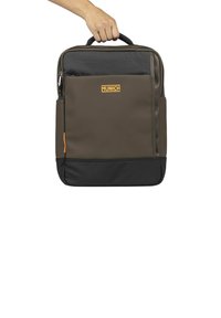 Mochila marrón y negra fabricada con material duradero, que cuenta con una asa en la parte superior, un bolsillo frontal con cremallera y un logo naranja. Textura suave, forma rectangular.