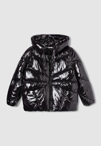 Giacca a vento nera in materiale trapuntato con una superficie lucida e liscia. Presenta un cappuccio, chiusura con zip e un design trapuntato con sezioni definite.