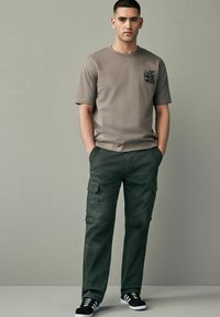 Next REGULAR FIT STRAIGHT LEG STRETCH - Chino hlače - dark green