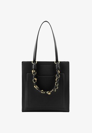 Sac cabas en cuir noir avec longues bandoulières et détail décoratif en chaîne dorée sur la poche avant.