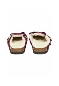 Burgundské slip-on boty s měkkou krémovou podšívkou, korkovou stélkou a nastavitelnými popruhy. Design s otevřenou zadní částí.