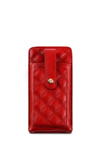 Červená kožená peněženka s prošívaným vzorem, která má přední klopu a zlaté puzeta. Kompaktní design s hladkým povrchem.