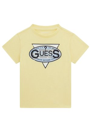 Gul T-shirt med korte ærmer med et sort og hvidt Guess-logo med et spørgsmålstegn inde i en trekant foran i midten.