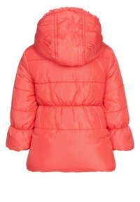 Opblaasjas in helderrood koraal, met een capuchon met gerimpelde rand, gewatteerde textuur en elastische mouwen, die warmte en comfort biedt.