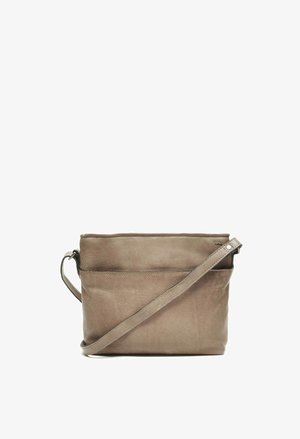 Leren schoudertas in gedempt taupe. Dikke textuur met een enkele verstelbare schouderriem en een voorvak. Eenvoudig rechthoekig ontwerp.