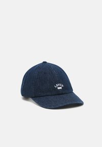 Gorra de béisbol de denim azul oscuro con visera curva y logo bordado en blanco "Levi's" en la parte frontal. Presenta una forma estructurada y seis paneles.
