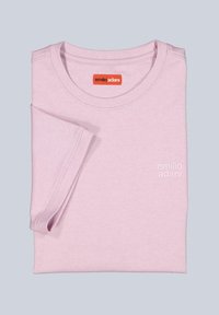 Helles rosa Baumwoll-T-Shirt, gefaltet mit Rundhalsausschnitt und kurzen Ärmeln. Verfügt über ein Markenetikett und ein dezentes Logo auf der Vorderseite.