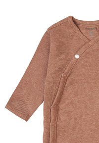 Brun ribbad babybody med långa ärmar, med en v-ringning och tryckknappar längs sidan för enkel påklädning. Mjuk textur.