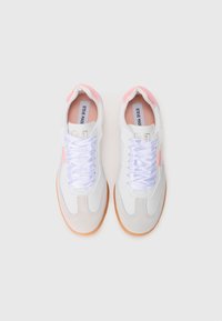 Hvite sneakers med rosa aksenter, laget av semsket skinn og syntetisk materiale, avrundet tå, polstret krage, og hvite snøring over en gummisåle.