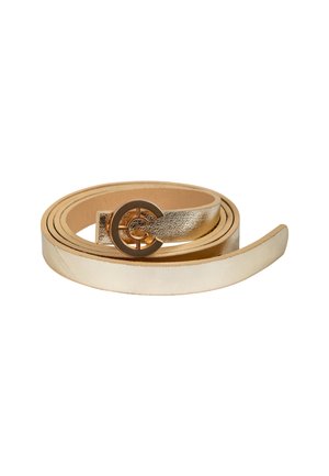 Gouden metallic leren riem opgerold met een ronde gouden gesp met twee in elkaar grijpende C-vormen.