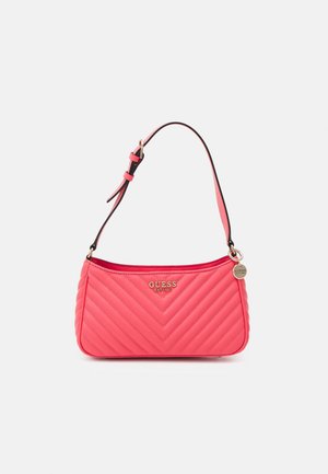 Sac à épaule en simili cuir rose avec un matelassage en chevrons, un logo doré et une bandoulière ajustable. Forme arrondie et texture lisse.