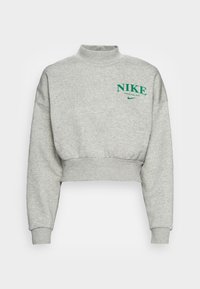 Grå kortärmad sweatshirt med långa ärmar, hög krage och grön "NIKE Athletic dept. 1972" logotyp på vänster bröst.