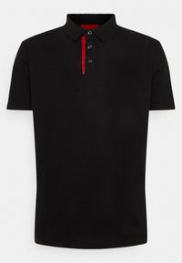 Czarny polo wykonany z gładkiego materiału z ryflowanym kołnierzykiem, zapięciem na trzy guziki oraz czerwoną metką poniżej kołnierzyka. Krótkie rękawy.