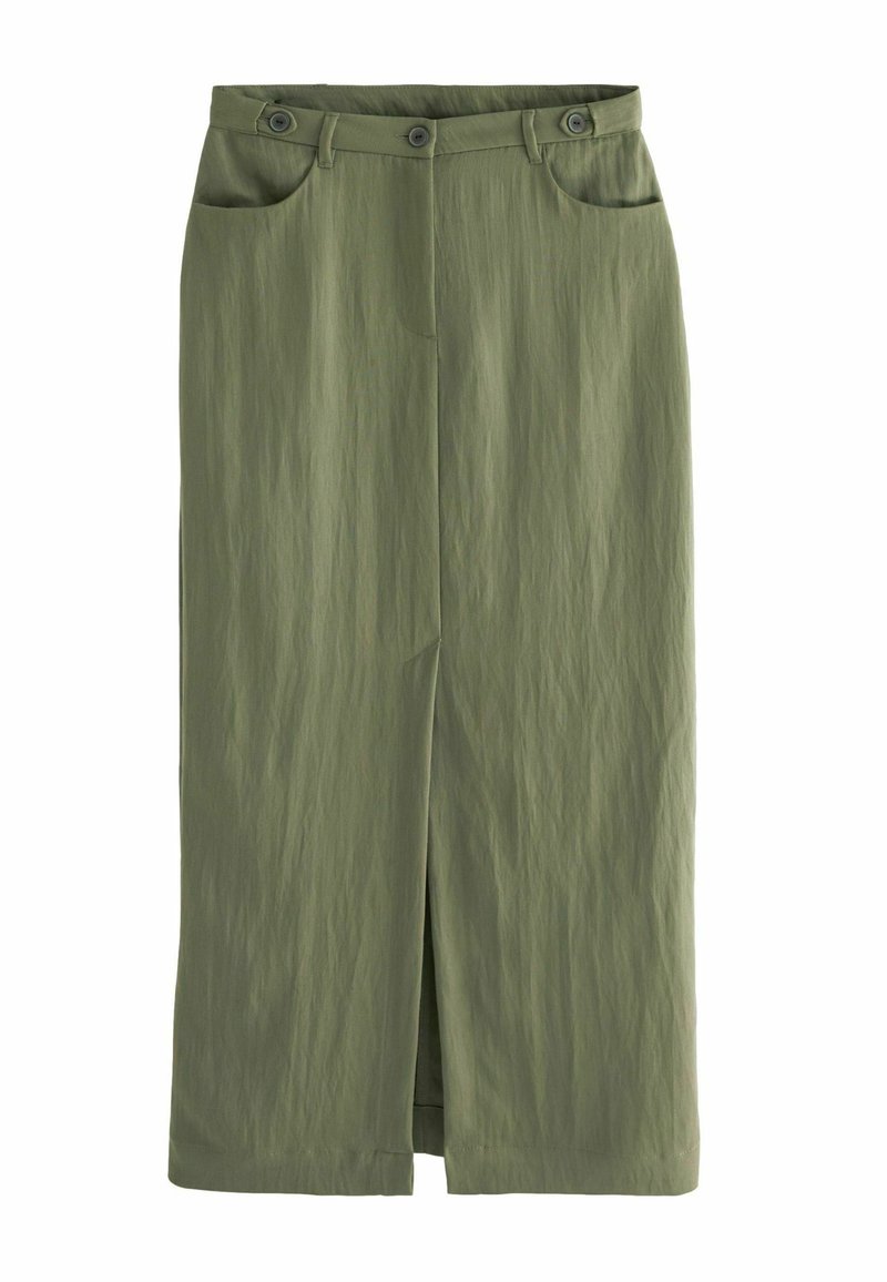 Jupe maxi vert olive en tissu léger. Elle présente deux poches avant, une fente à l'avant et deux accents de boutons à la taille.