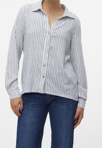 Gestreept shirt met lange mouwen in lichtblauw en wit, met een omgeslagen kraag, voorzien van een knoopsluiting en een losse pasvorm.